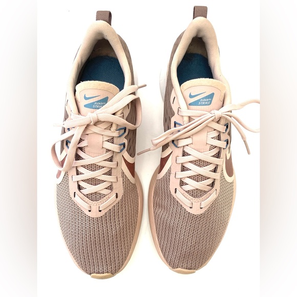 Nike Women’s Zoom Strike 2 Low Running Trainer - Picture 10 of 14